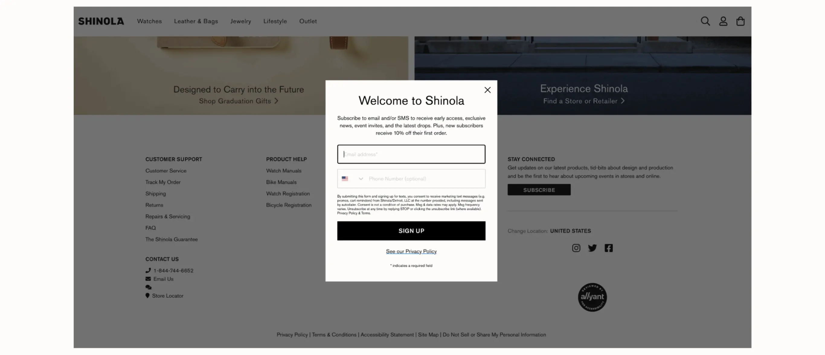 Das Bild zeigt ein reines Text-Anmeldeformular auf der Shinola-Website. Darauf steht: „Willkommen bei Shinola. Abonniere E-Mail und/oder SMS, um Early Access, exklusive Neuigkeiten, Einladungen zu Events und Informationen über die neuesten Produkteinführungen zu erhalten. Neuen Abonnent*innen winken außerdem 10 % Rabatt auf die erste Bestellung.“ Im Formular sind Felder für E-Mail-Adresse und Telefonnummer enthalten.