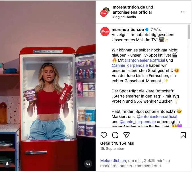 Frau in rotem Oberteil steht in einem offenen Kühlschrank und hält zwei "More Nutrition"-Produkte. Instagram-Post daneben.