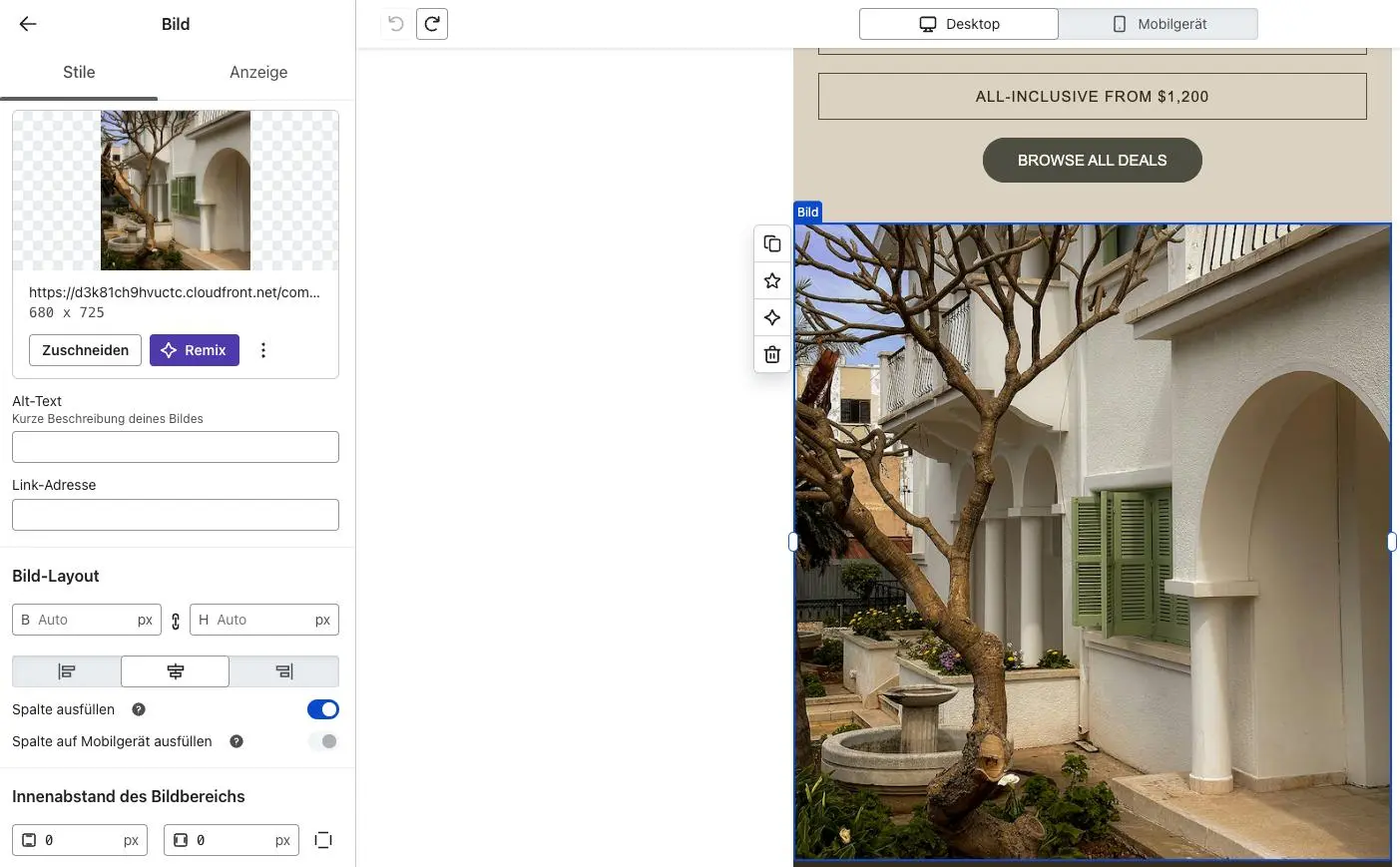 Ein Innenhof mit einem Baum, einem kleinen Brunnen und einem Gebäude mit weißen Bögen und grünen Fensterläden.
