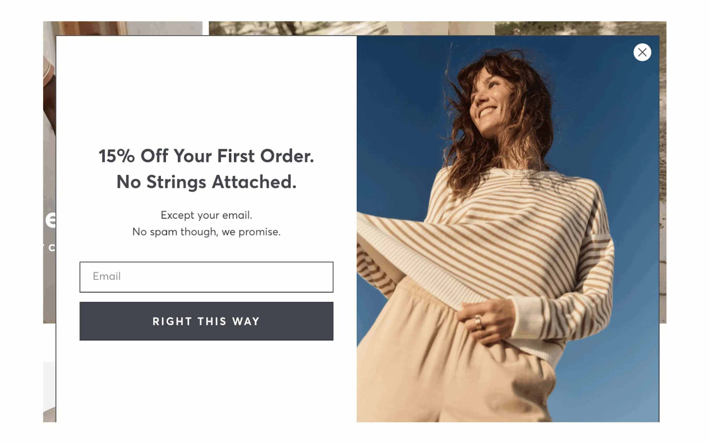 En la imagen se muestra un formulario de registro en la página web de Marine Layer —una marca de moda—, una imagen de una persona con la ropa de la marca, un pedido con un 15 % de descuento y un campo para introducir una dirección de correo electrónico.