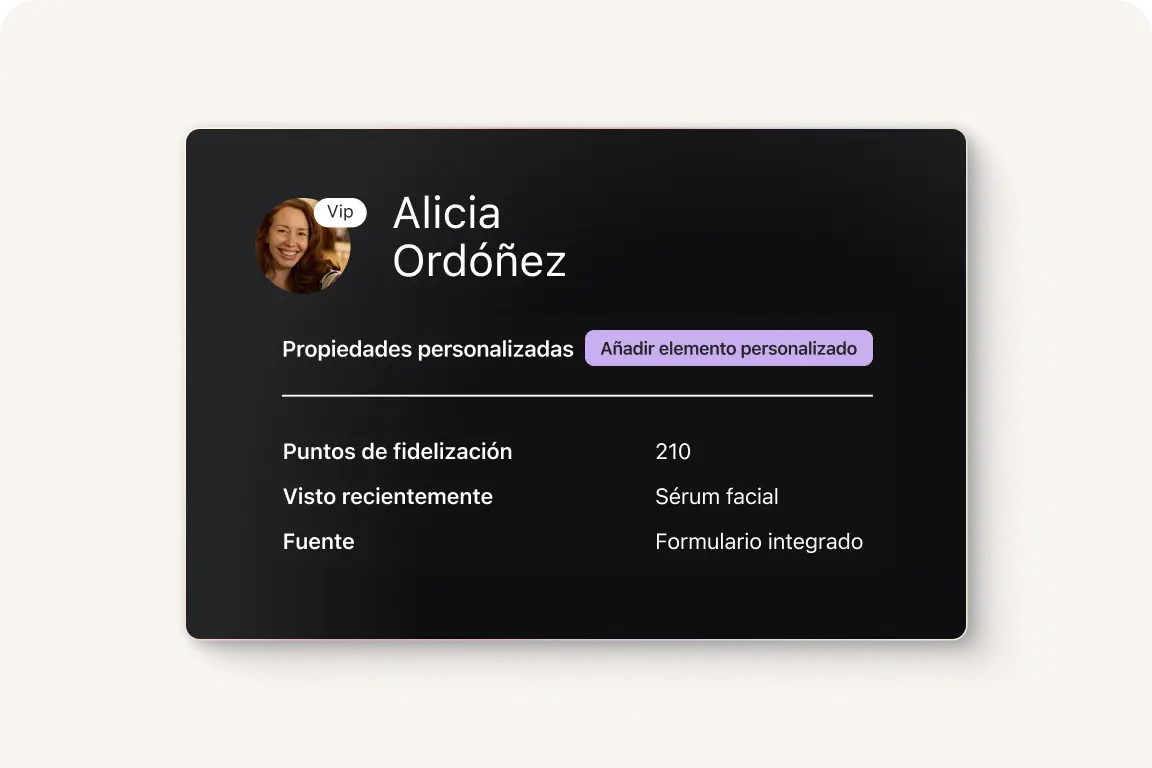 Perfil de usuario de Alicia Ordóñez con etiqueta "Vip". Muestra puntos de fidelización: 210, producto visto: sérum facial, fuente: formulario integrado.