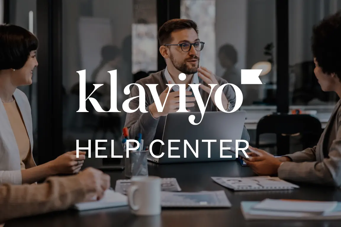Image d’un homme et de deux femmes assises à un bureau devant des ordinateurs portables. Le texte sur l’image affiche « Centre d’aide Klaviyo ».