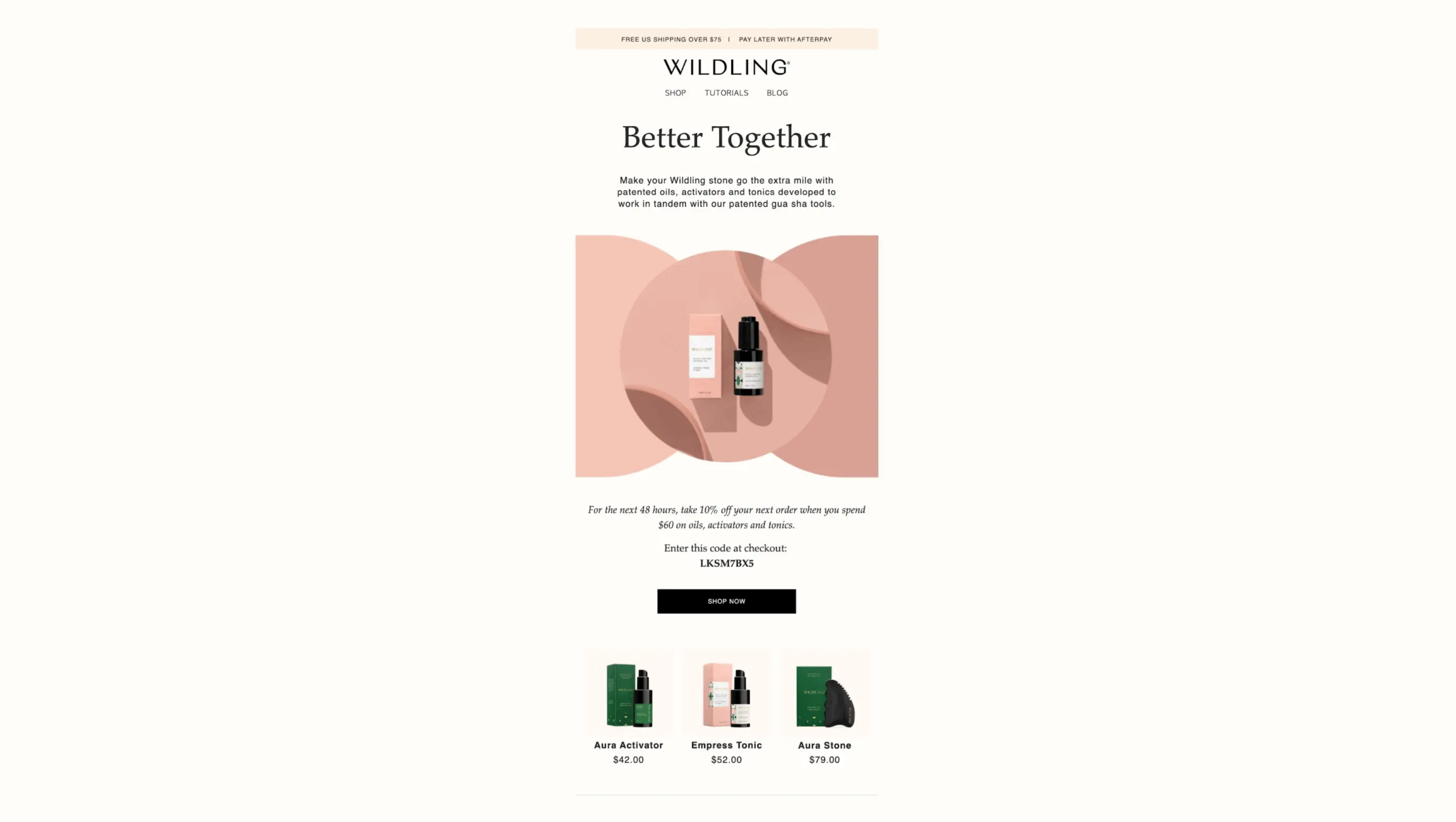 L’image montre un e-mail de vente croisée de Wildling, une marque de soins de la peau, recommandant des produits que le client utilise souvent avec l’outil de gua sha de la marque. L’appel à l’action (CTA) principal dirige l’abonné vers la page de la boutique Wildling, avec des appels à l’action (CTA) secondaires vers des produits particuliers. L’en-tête de l’e-mail contient également des liens vers des tutoriels, offrant à l’abonné d’autres moyens de se renseigner sur l’entreprise.