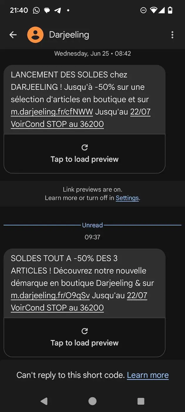 Capture d’écran d’un SMS promotionnel envoyé par Darjeeling annonçant le lancement des soldes avec jusqu’à -50 % sur une sélection d’articles, incluant un lien court et une option de désabonnement conforme au RGPD. « LANCEMENT DES SOLDES chez Darjeeling! Jusqu’à -50% sur une selection d'articles en boutique et sur [lien court] Jusqu'au 22/07 VoirCond STOP au 36200»