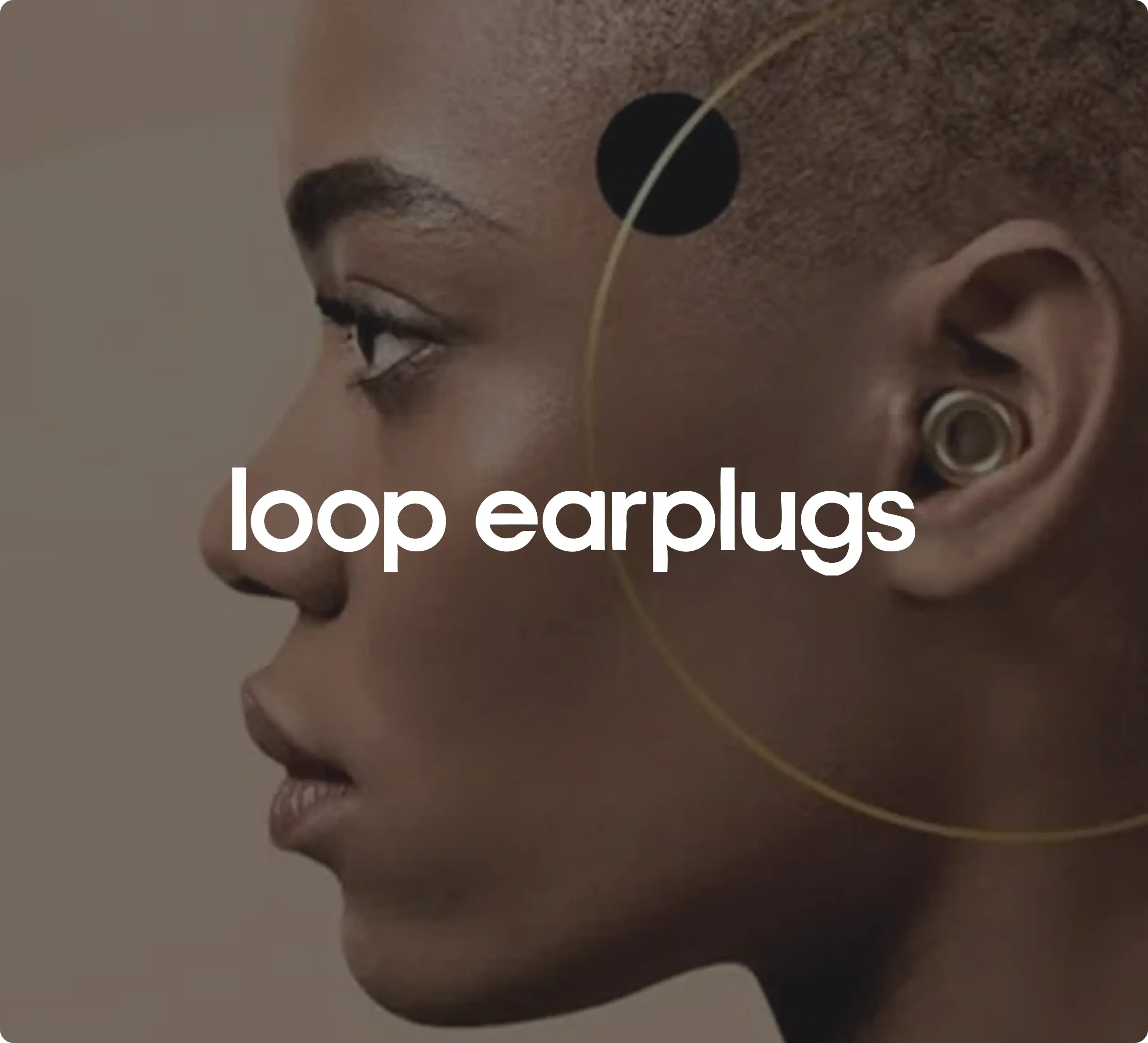 Profil d’une personne portant des bouchons Loop Earplugs, avec le texte « loop earplugs »