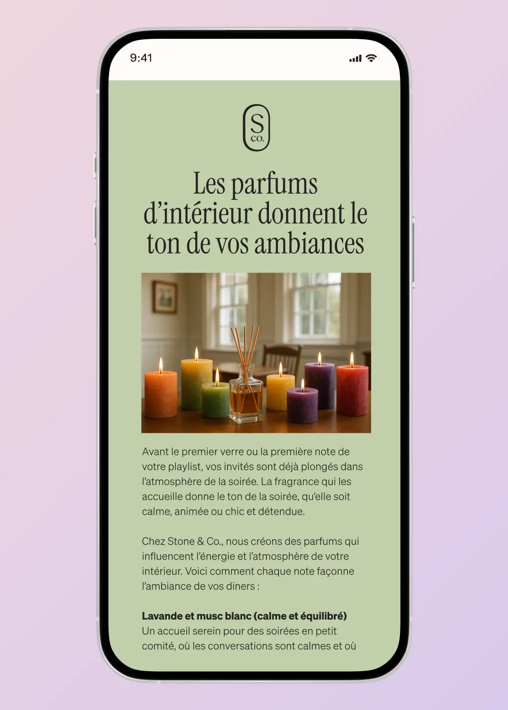 Téléphone affichant une publicité pour des parfums d'intérieur avec des bougies allumées et un diffuseur. Texte sur l'ambiance et les fragrances.