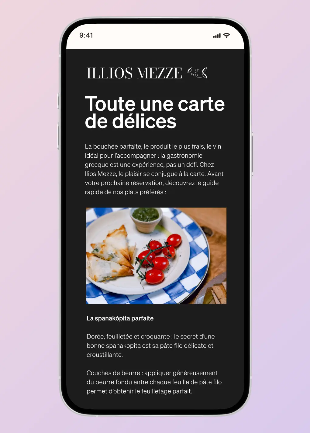 Écran de smartphone affichant un guide culinaire d'Ilios Mezze avec une photo de spanakopita et tomates cerises.