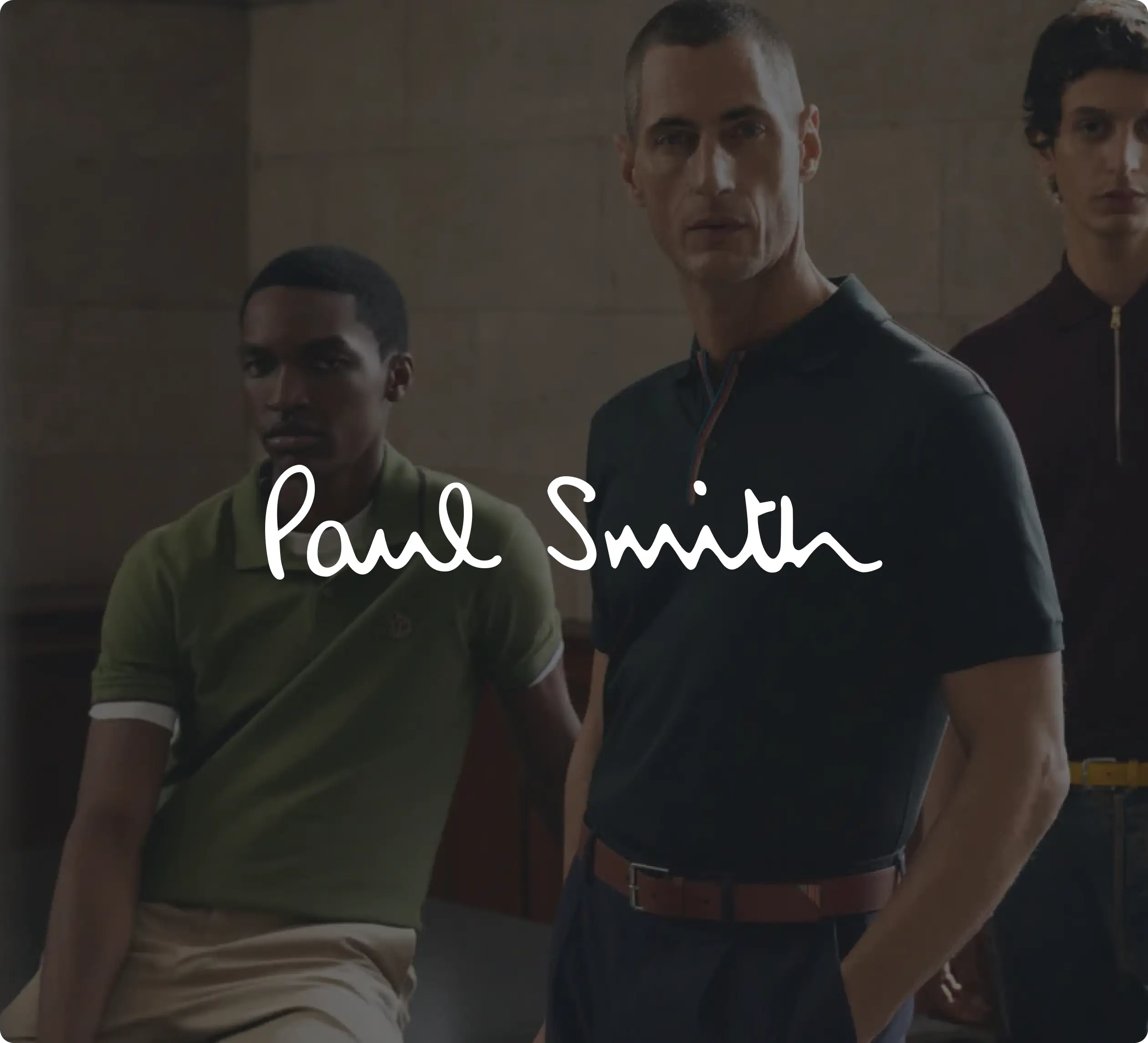 Trois hommes en polos élégants, avec l’inscription « Paul Smith » superposée sur l’image