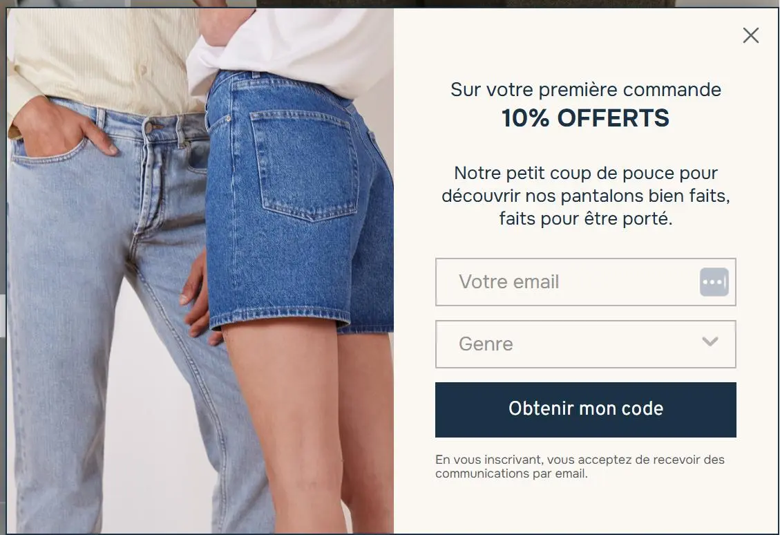 Personnes portant un jean et un short en jean à gauche, formulaire d'inscription à une newsletter à droite offrant 10% de réduction.