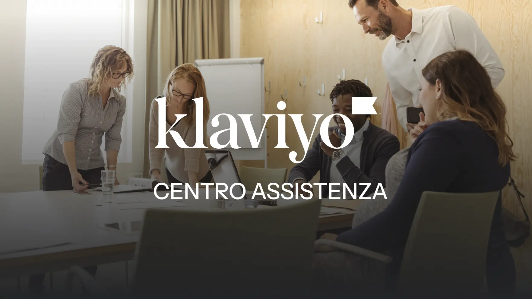 Persone in riunione attorno a un tavolo, con il logo Klaviyo e la scritta "Centro Assistenza" sovrapposti.